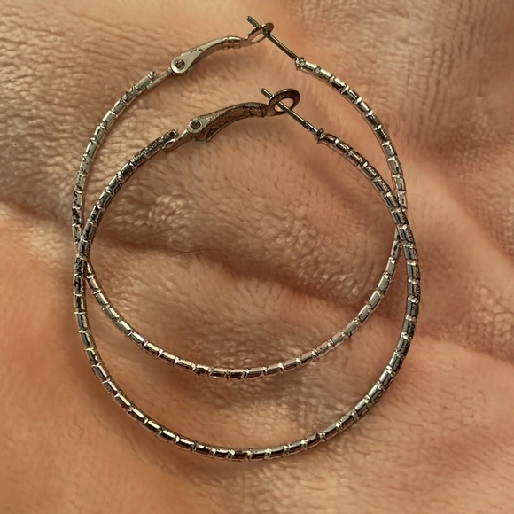 Set of 3 hoop earrings of different sizes Costume Jewelry - Picture 4 of 7